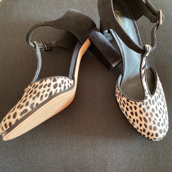 Animal print fur and black suede pump. - Picture 2 of 3